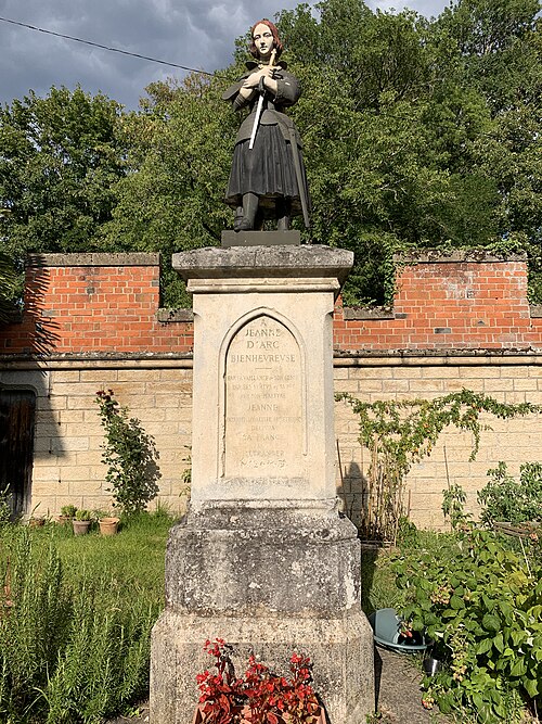 Villieu-Loyes-Mollon : Rue du Château